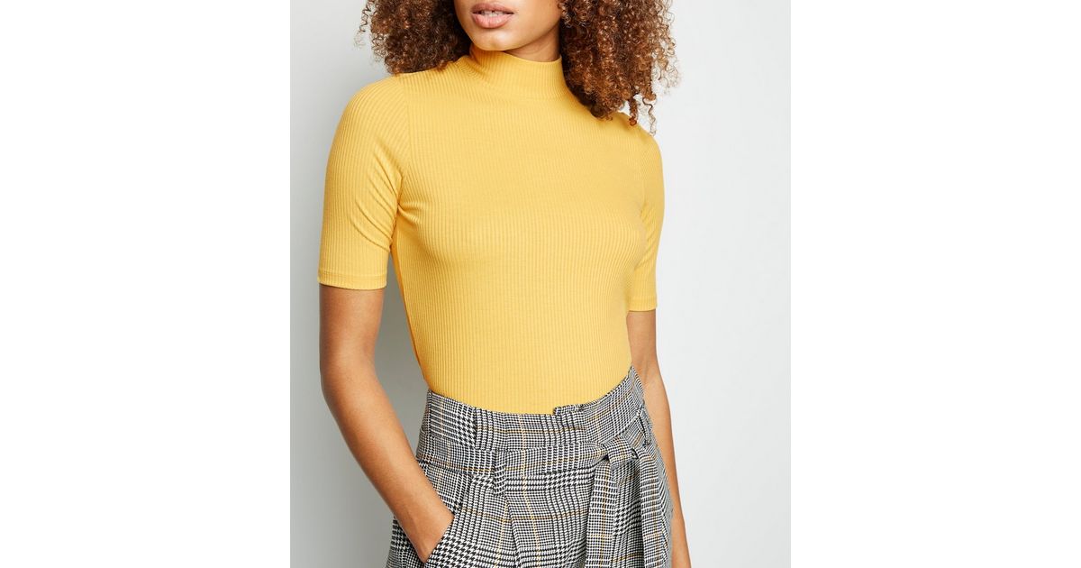 mustard turtleneck outfit