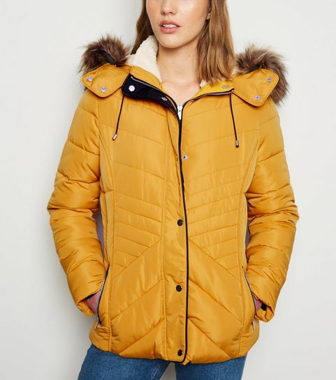 Senfgelbe, dicke Fake-Fur-Jacke mit figurbetonter Passform