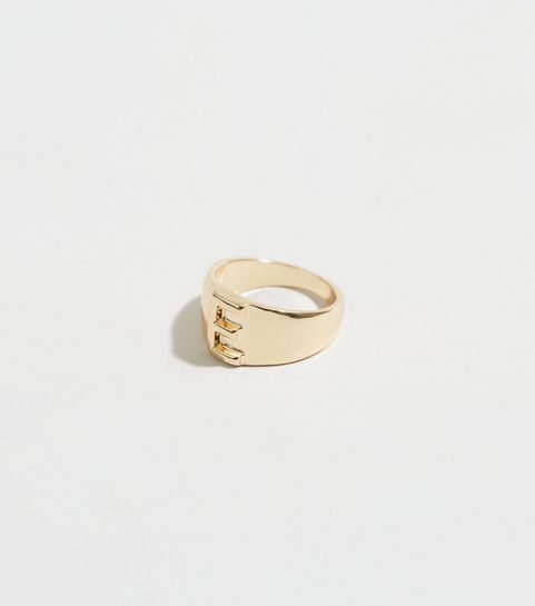 Goldfarbener Ring mit „E”-Initiale