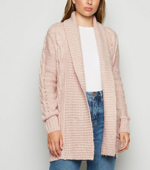 Gilet rose pâle en maille torsadée