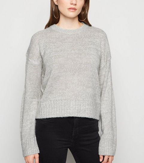 Hellgrauer Pullover mit Rundhalsausschnitt