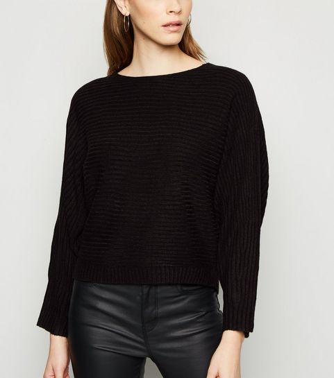 Schwarzer, gerippter Pullover mit Fledermausärmeln