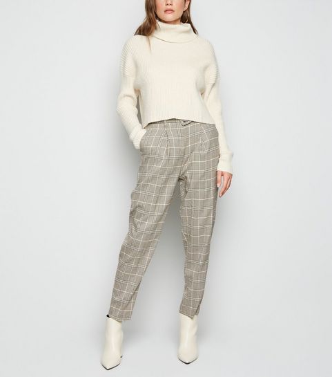 Pull blanc cassé en maille côtelée à col roulé