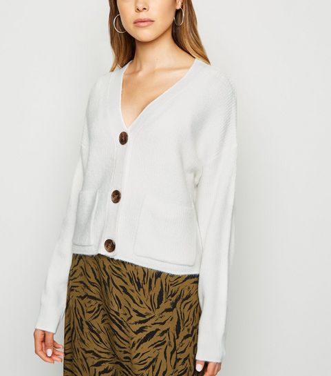 Strickjacke mit Patchwork-Tasche in gedecktem Weiß