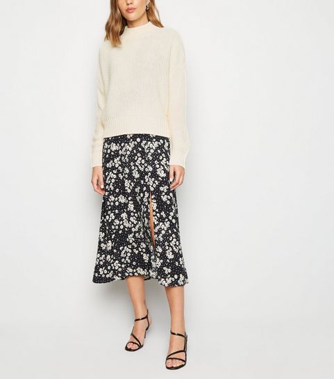 Grobmaschiger Pullover mit Stehkragen in gedecktem Weiß