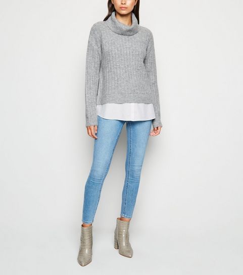 Hellgrauer Rollkragen-Pulli mit 2-in-1-Schnitt