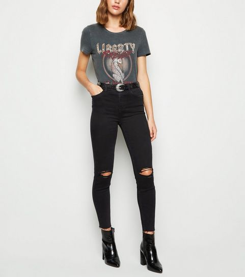 Schwarze „Lift & Shape“-Skinny Jeans mit zerrissener Kniepartie
