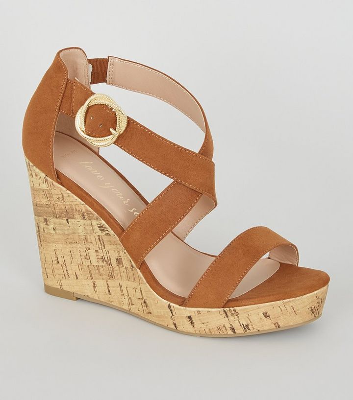 Wide Fit Hellbraune Schuhe In Wildleder Optik Mit Keilabsatz Aus Kork Und Riemchen New Look