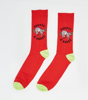 Rote Socken Mit Faultiermotiv Und Snooze And Booze Slogan New Look