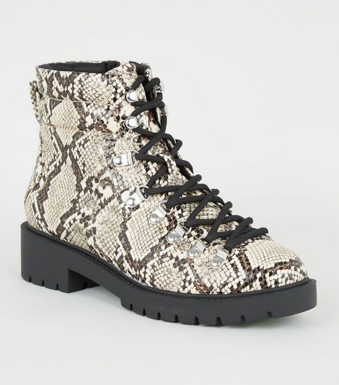 Bottes beige effet peau de serpent à lacets 