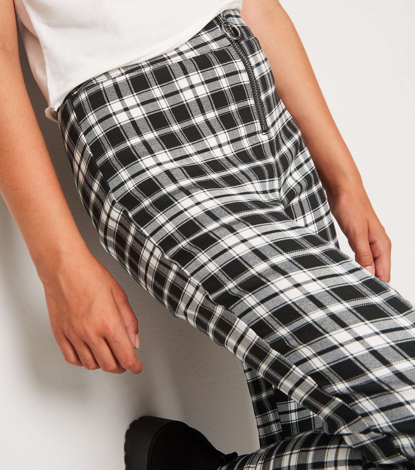 Girls Black Check Print Skinny Stretch Trousers Image 3