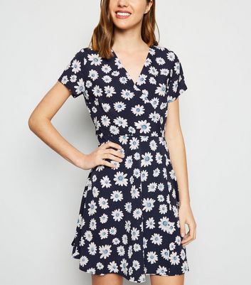 Mela Navy Daisy Print Wrap Dress | New Look