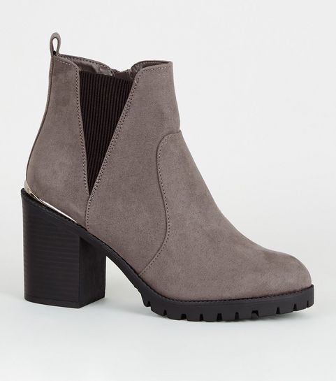 Wide Fit – Graue Stiefeletten in Wildleder-Optik mit Profilsohle