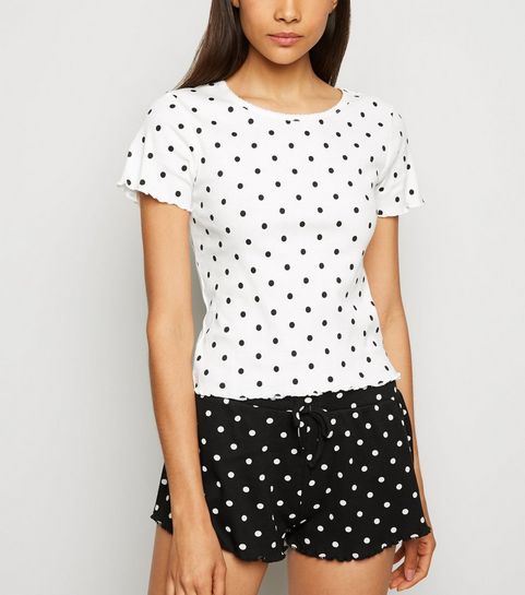 Ensemble de pyjama blanc avec short à pois contrastants