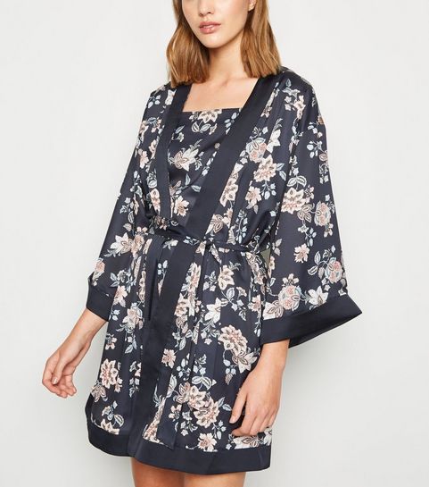 Robe de chambre noire en satin à fleurs