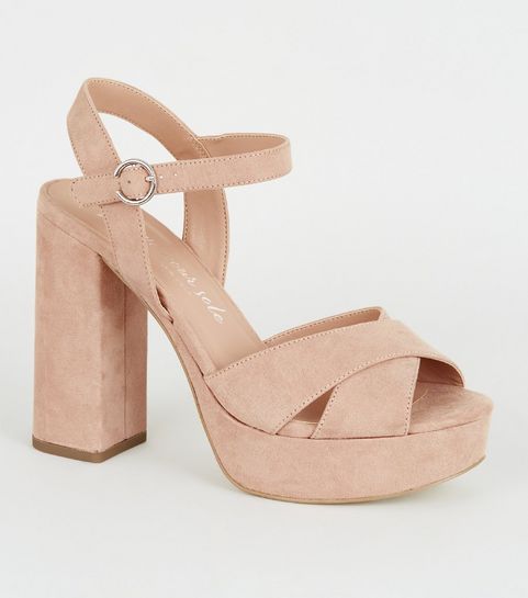 Wide Fit – Plateauschuhe mit überkreuzten Riemen in Zartrosa
