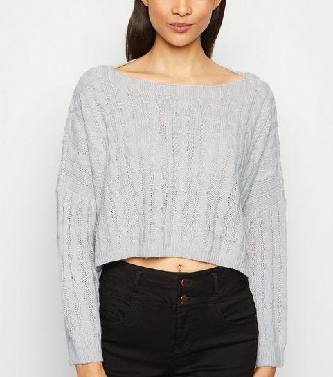 Pull court en maille torsadée à col tailladé gris pâle