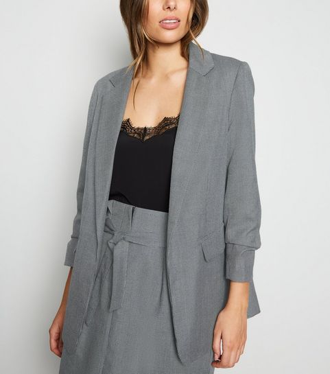 Blazer gris clair à motif pied-de-poule et manches froncées