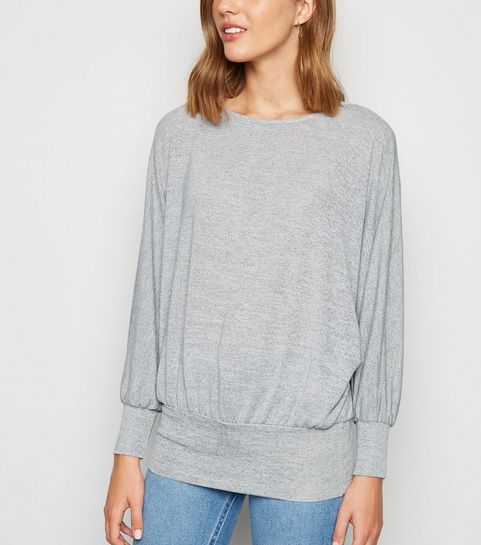 Hellgrauer Feinstrickpullover mit Fledermausärmeln