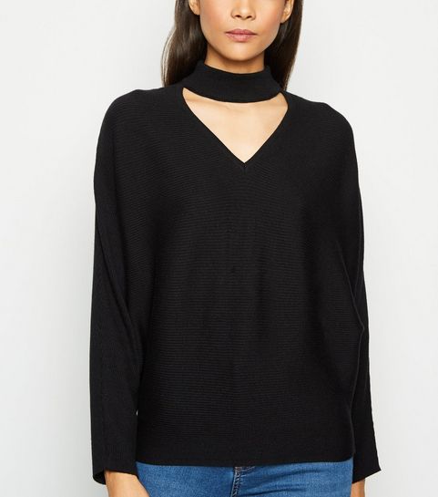 Pull noir à col choker et manches chauve-souris