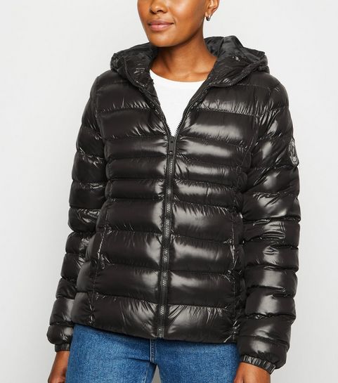 Doudoune noire à capuche effet mouillé