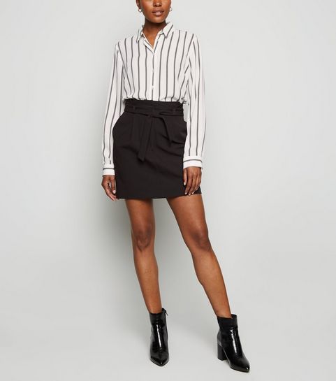 Chemise blanche à rayures et manches longues 