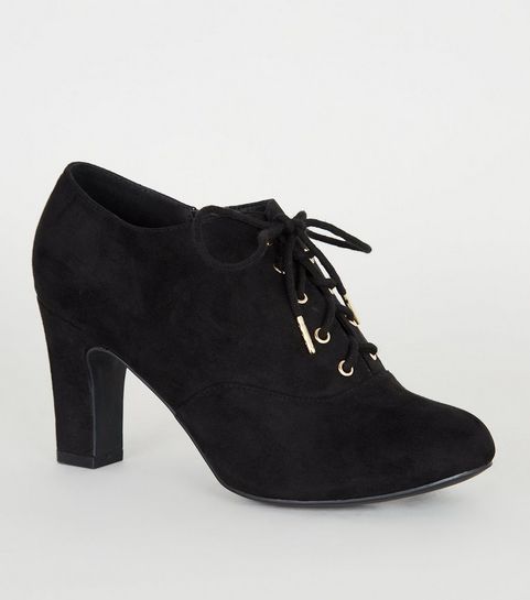 Schwarze Stiefeletten aus Wildlederimitat mit Schnürung in weiter Passform