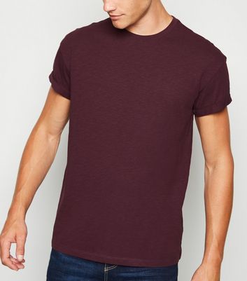 maroon t shirt with jeans