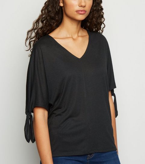 Schwarzes T-Shirt mit V-Ausschnitt und Schnürärmeln