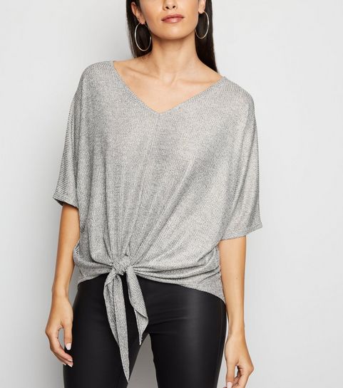 Top gris en maille fine à nouer sur le devant