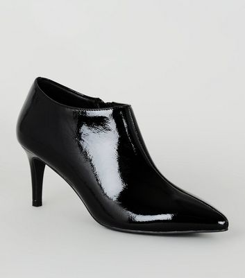 black pointed shoe boots