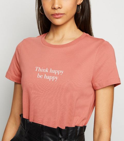 Rostbraunes T-Shirt mit „Think Happy”-Slogan