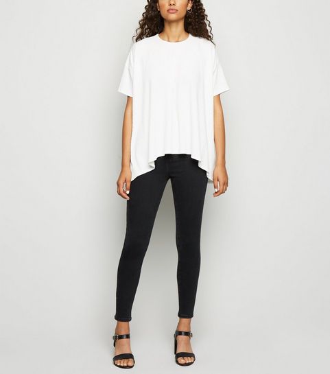 Geripptes T-Shirt mit Zipfelsaum in gedecktem Weiß