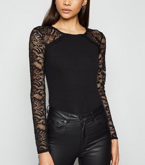 Schwarzer Body mit Spitzenärmeln