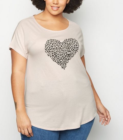 Curves - T-shirt rose pâle à imprimé cœur à motif léopard