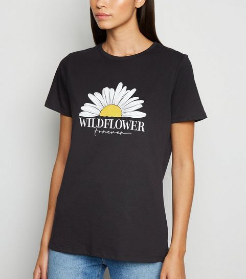 T-shirt noir à imprimé pâquerettes et slogan « Wildflower Forever »