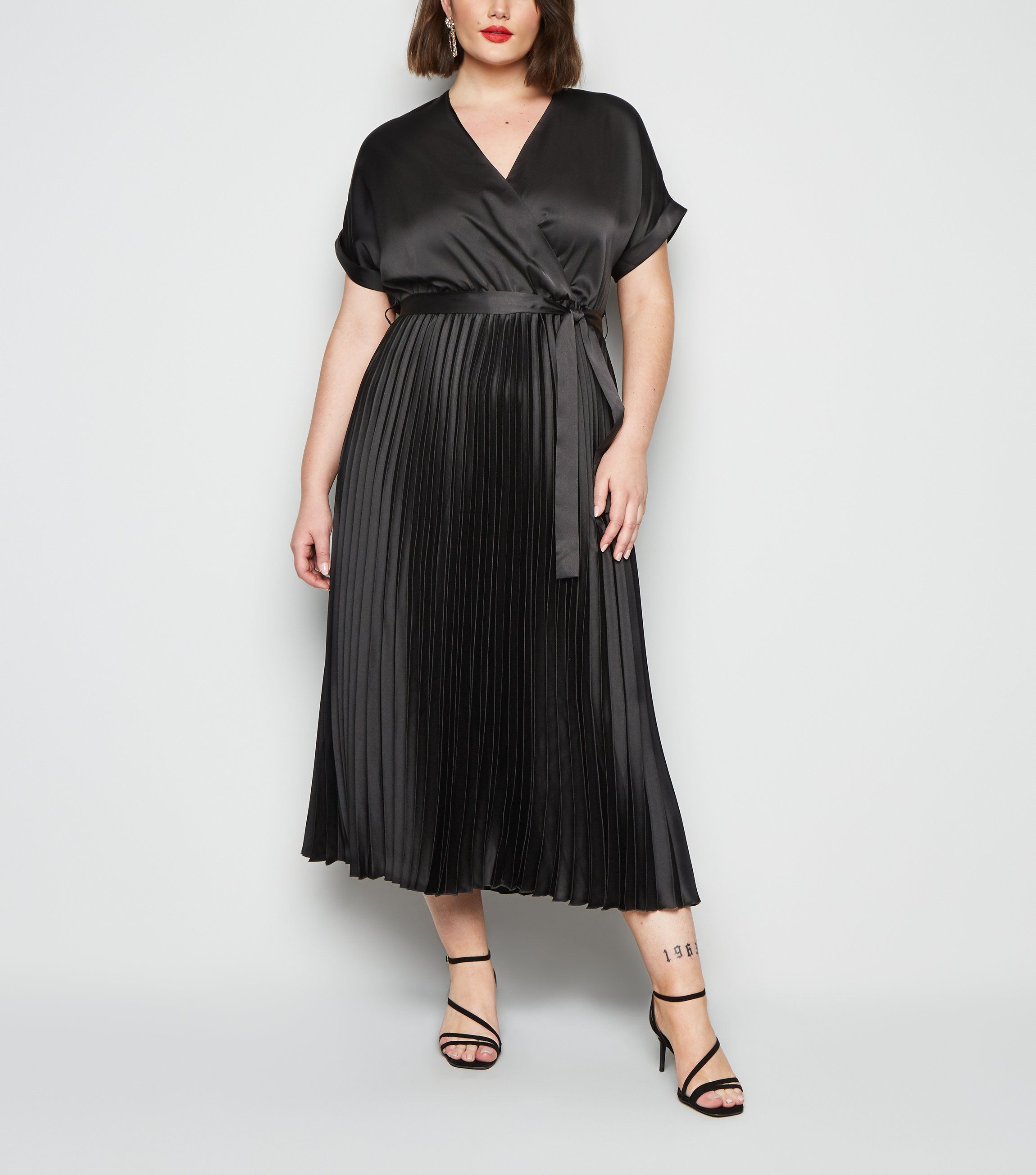 Curves Black Satin Pleated Midi Dress | New Look