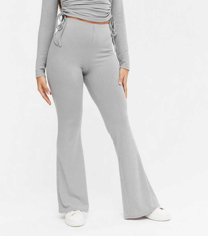 https://media3.newlookassets.com/i/newlook/646758804M1/womens/clothing/loungewear/petite-grey-ribbed-flared-leggings.jpg?strip=true&qlt=50&w=720