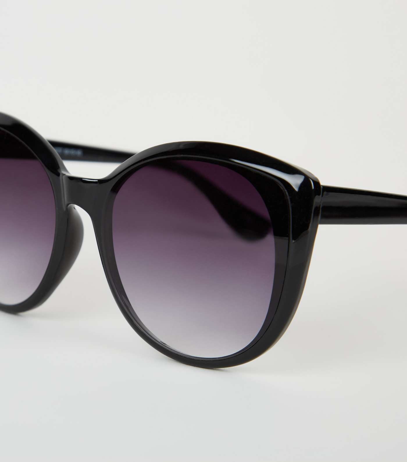 Black Tinted Round Sunglasses Image 4