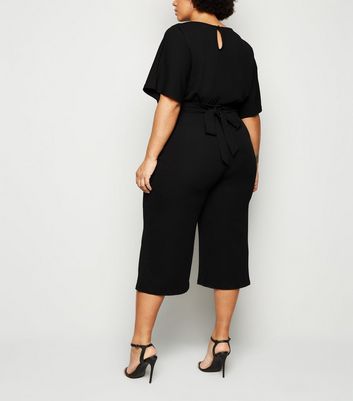 Combinaison jupe culotte noire à découpe en V Combinaison jupe culotte noire à découpe en V