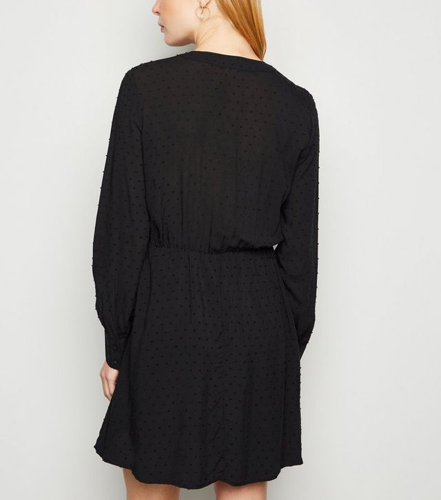 JDY – Schwarzes, strukturiertes Kleid mit Punktmuster und geschnürtem V-Ausschnitt