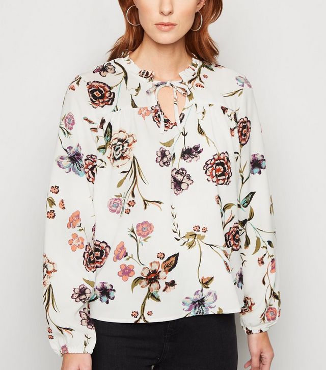 JDY – Weiße Bluse mit Blumenmuster und Rüschenausschnitt