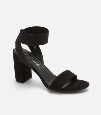 Elastic clearance heel strap