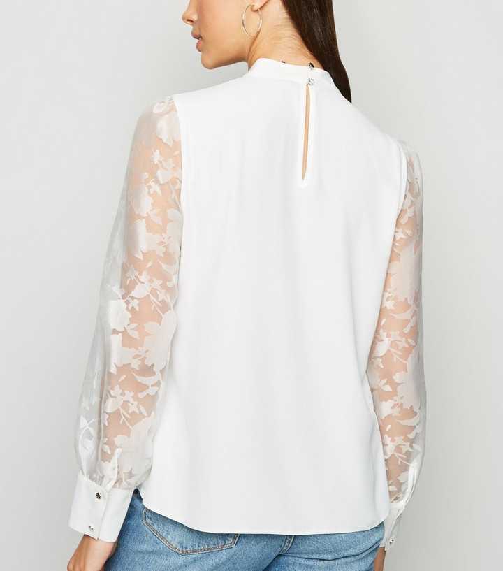 Weiße Organza mit New Bluse und Look Stehkragen aus Puffärmeln |