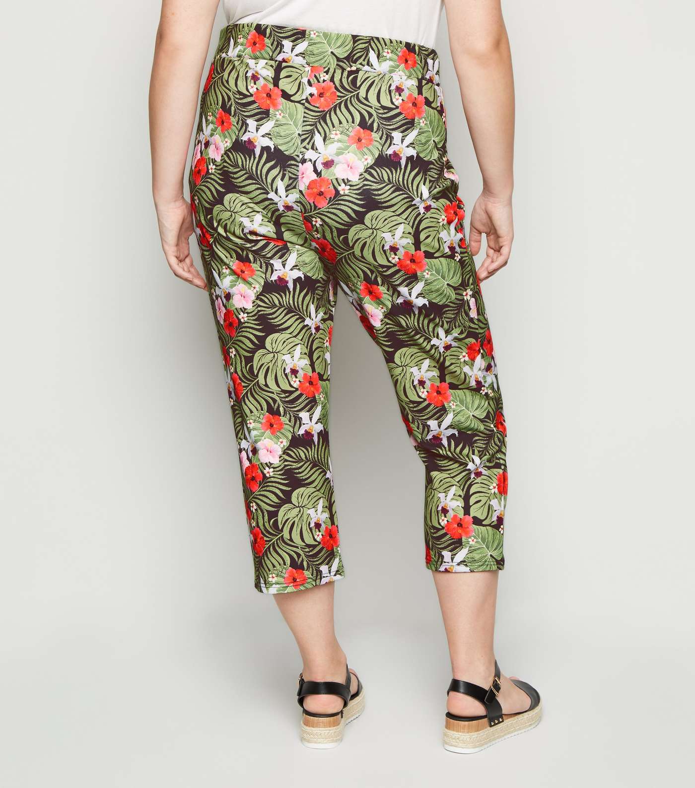 Just Curvy Black Tropical Floral Crop Trousers Image 3