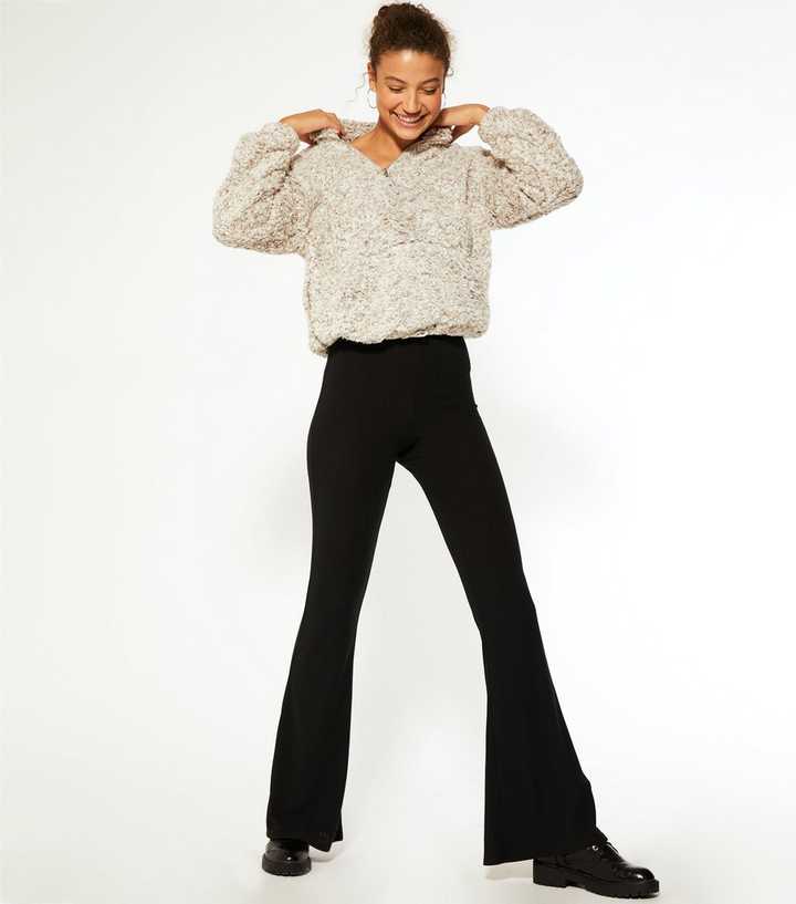 https://media3.newlookassets.com/i/newlook/662325901/womens/clothing/loungewear/tall-black-ribbed-flared-leggings.jpg?strip=true&qlt=50&w=720