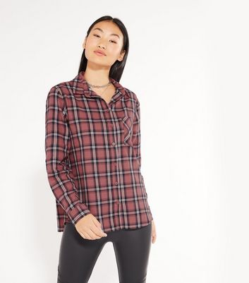 white nike shirt with pink check