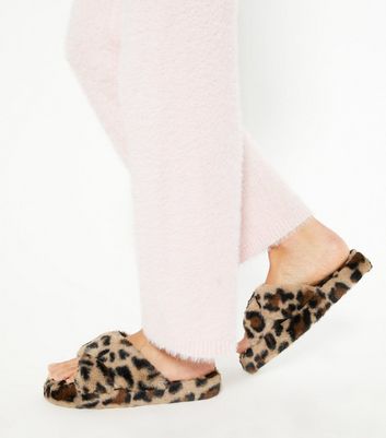 leo print slipper