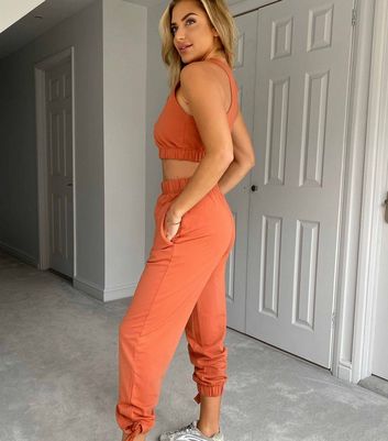 Orange on sale joggers outfit