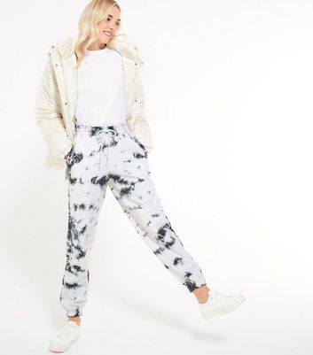 white joggers new look